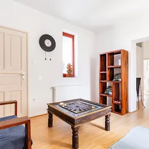 Apartment Maharaja Mountain Palace With Free Privat Parking And Garden, Budapest